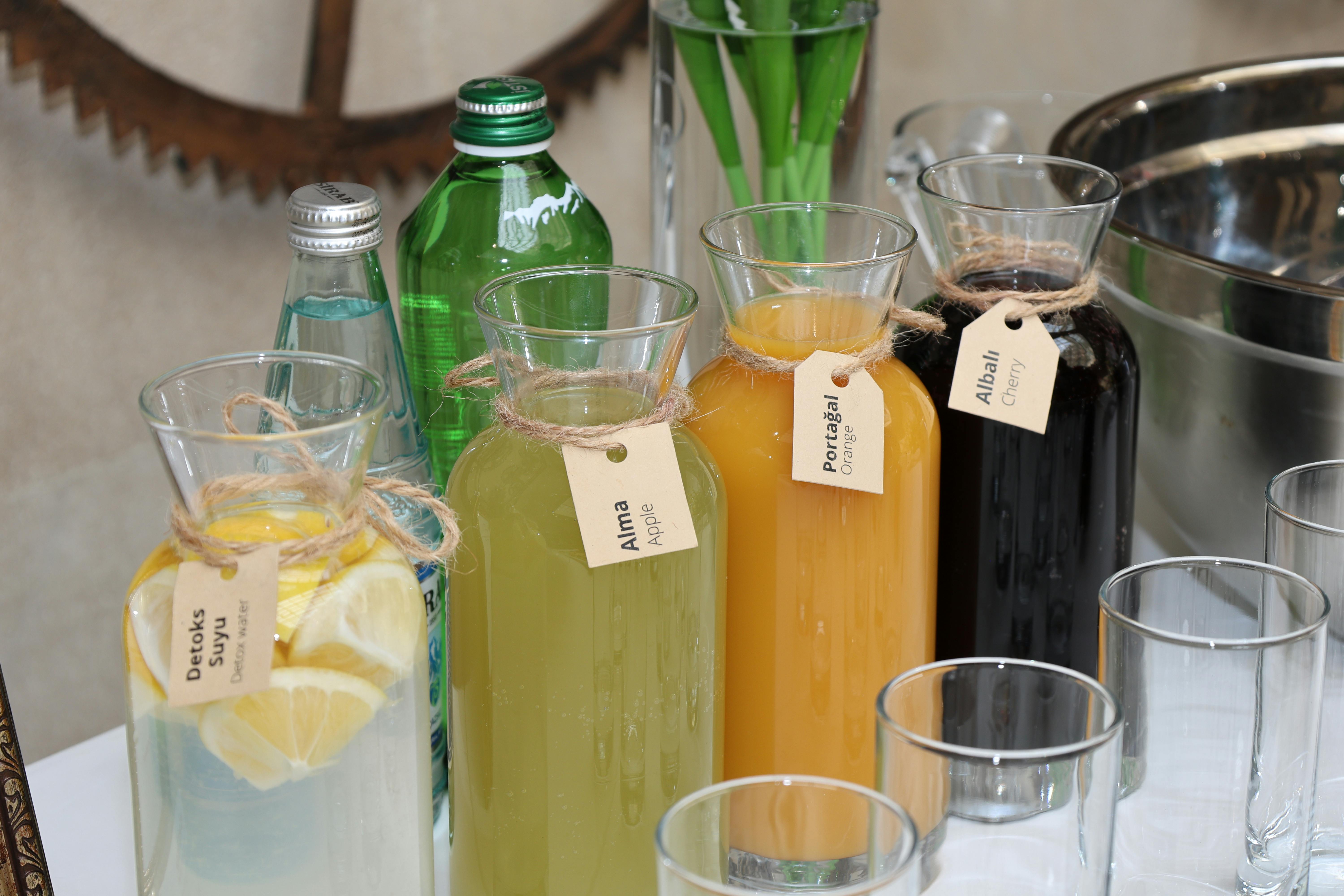 Selección profesional de aguas y zumos embotellados