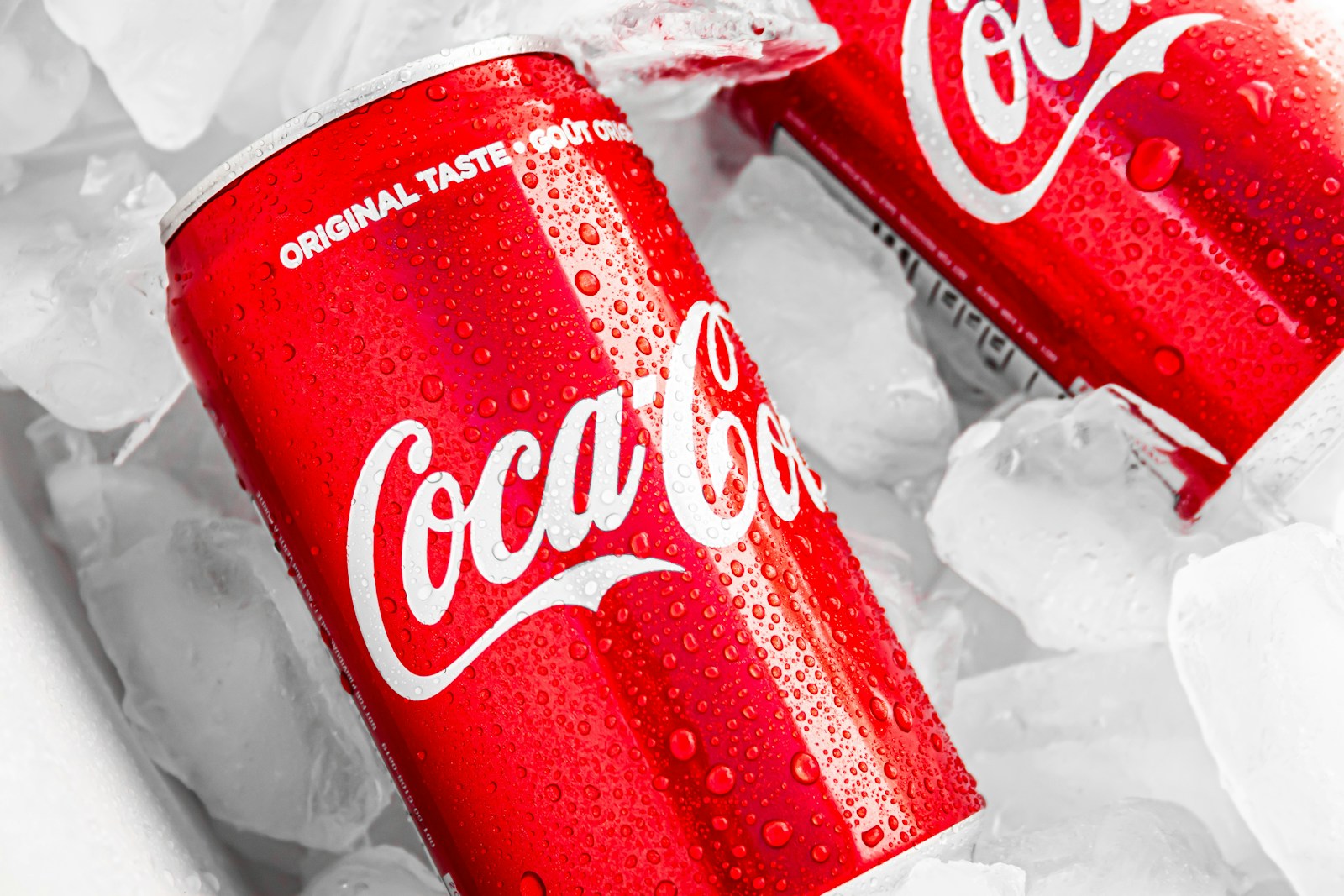 Latas de Coca-Cola con refrescos servidos